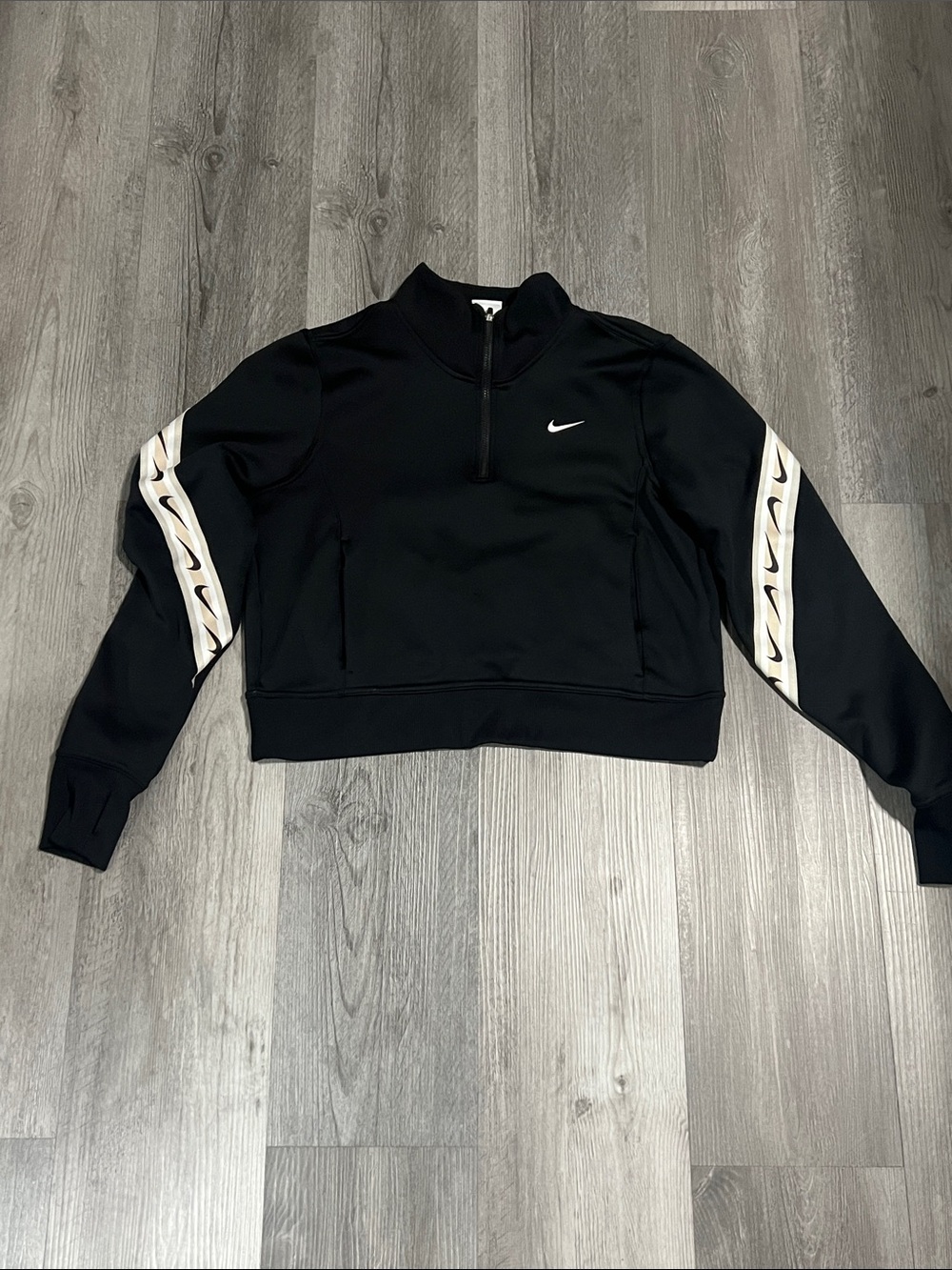 Nike woman’s cropped Nike pullover / size M